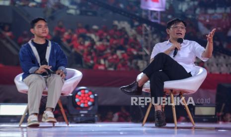 Wali Kota Solo Gibran Rakabuming Raka (kiri) bersama Politikus Budiman Sudjatmiko (kanan).