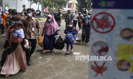 Pengungsi korban gempa Majene dan Mamuju, Sulawesi Barat saat tiba di Solo Technopark (STP), Jebres, Solo, Jawa Tengah, Kamis (21/1/2021).  Sebanyak 54 pengungsi akan tinggal di tempat singgah sementara Solo Technopark dan lima orang di antaranya dinyatakan positif COVID-19 berdasarkan rapid test antigen saat tiba di Lanud Adi Soemarmo, Boyolali. 