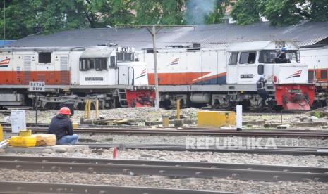 Petugas PT Kereta Api mengamati lokomotif yang melintas di Stasiun Besar Medan, Sumatra Utara (ilustrasi). KAI Sumut Divre 1 mengaktifkan kembali empat perjalanan kereta api (KA) reguler jarak menengah Sri Bilah premium relasi Medan-Rantauprapat dan Putri Deli relasi Medan-Tanjungbalai, mulai 17 Juni 2020.