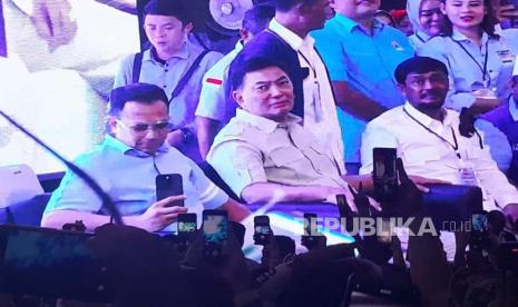 Raffi Ahmad mendampingi Prabowo hadir dalam acara Konsolidasi Relawan Prabowo-Gibran Bengkulu. Prabowo berseloroh memangnya Raffi Ahmad lebih ganteng padahal dia dulu juga ganteng.