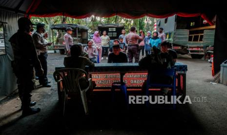 Petugas mendata warga yang tidak menggunakan masker di Alun-alun Rangkasbitung, Lebak, Banten, Sabtu (15/8/2020). Razia yang dilakukan oleh petugas gabungan tersebut guna mengedukasi masyarakat tentang pentingnya penggunaan masker dalam rangka penerapan protokol kesehatan untuk memutus mata rantai penyebaran COVID-19. ANTARA FOTO/Muhammad Bagus Khoirunas/agr/pras.