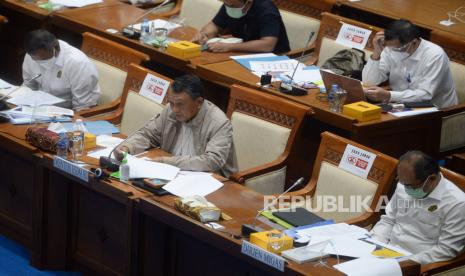 Menteri Energi dan Sumber Daya Mineral (ESDM) Arifin Tasrif mengikuti rapat kerja dengan Komisi VII DPR di Kompleks Parlemen, Senayan, Jakarta, Rabu (2/6). Rapat kerja tersebut membahas Asumsi Dasar Makro Sektor ESDM RAPBN Tahun Anggaran 2021, Penetapan Asumsi Dasar Makro Sektor ESDM RAPBN Tahun Anggaran 2021 dan Pengantar Pagu Indikatif RKP K/L dan RKA K/L Tahun Anggaran 2022.Prayogi/Republika.