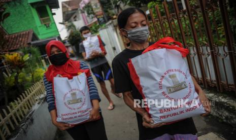 Warga menerima paket sembako (ilustrasi).