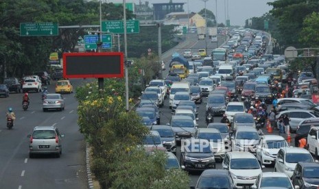 Kemacetan arus balik arah Tol Pasteur, di Jalan Djunjunan, Kota Bandung, Selasa (19/6).