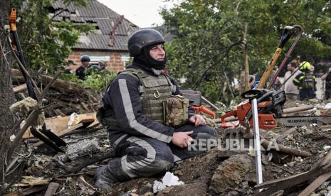  A Ukrainian rescuer rests as they work at the site of a glide bomb attack on a private building in Kharkiv, northeastern Ukraine, 10 June 2024, amid the Russian invasion. At least eight people were injured as a result of Russian shelling on the private sector of the city, according to the head of the Kharkiv Military Administration Oleg Synegubov. Russian troops entered Ukrainian territory on 24 February 2022, starting a conflict that has provoked destruction and a humanitarian crisis. 