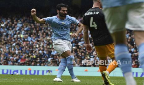 Pemain Manchester City Ilkay Gundogan mencetak gol ke-2 timnya pada pertandingan sepak bola Liga Premier Inggris antara Manchester City dan Leeds United di stadion Etihad di Manchester, Inggris, Sabtu (6/5/2023).