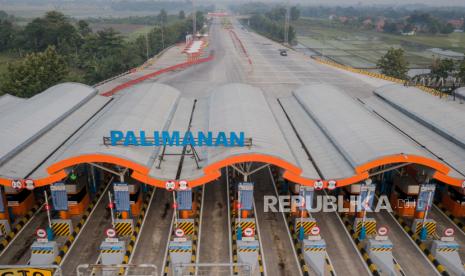 Foto aerial pintu Gerbang Tol Palimanan, Cirebon, Jawa Barat.