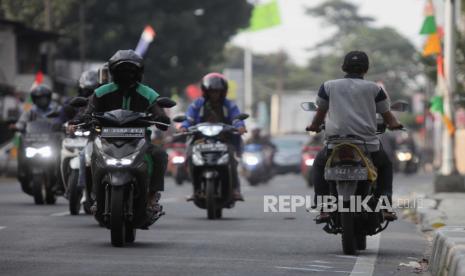 Pengendara motor melawan arah di Jalan Raya Lenteng Agung, Jakarta Selatan, Selasa (22/8/2023). Pasca kecelakaan lalu lintas antara truk dan tujuh pengendara motor yang melawan arah pelanggaran lalu lintas masih kerap dilakukan di jalan tersebut. Pengendara motor lebih memilih melawan arah untuk mempersingkat jarak tempuh menuju tempat tujuan meskipun dapat membahayakan keselamatannya maupun pengendara lain.