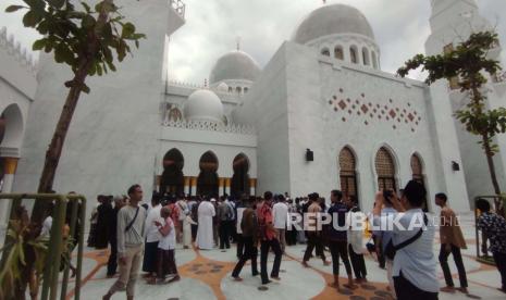 Suasana ribuan warga padati Masjid Raya Sheikh Zayed Solo. 