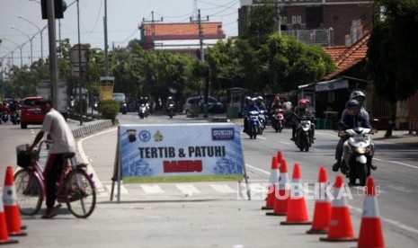 Sejumlah kendaraan melintas di Pintu Masuk Tol Brexit, Brebes, Jawa Tengah, Selasa (12/6).