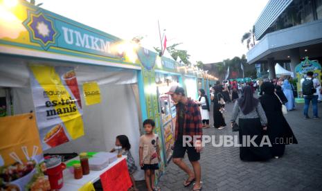 Deretan stand UMKM saat Festival Hijriah 2023 di GOR Sritex, Surakarta, Jawa Tengah, Sabtu (5/8/2023). Pada Festival Hijriah 2023 ini juga ikut meningkatkan perekonomian setempat dengan diberikannya tempat untuk 15 UMKM. Mulai dari makanan, fashion, dan produk olahan ikut menjajakan produknya. Untuk ikut mempromosikan sebelum tausiyah Habib Jafar juga ikut mengenalkan kepada netizen melalui media sosialnya.