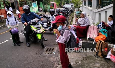 Orang tua menjemput siswa sekolah di SD Masjid Syuhada, Yogyakarta, Senin (30/1/2023). Pihak sekolah mengetatkan aturan penjemputan siswa saat pulang mulai pekan ini. Hal ini untuk mewaspadai beberapa kasus penculikan anak saat pulang sekolah. Komisi Perlindungan Anak mencatat sepanjang 2022 terdapat 21 laporan kasus penculikan anak.