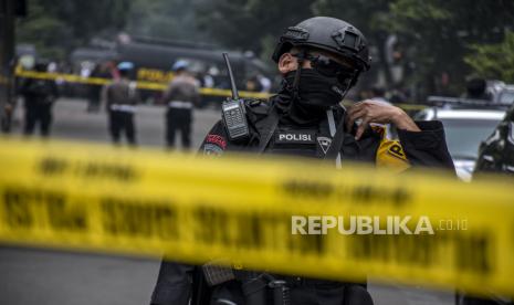 Petugas kepolisian berjaga di dekat lokasi terjadinya ledakan yang diduga bom bunuh diri di area Polsek Astana Anyar, Jalan Astana Anyar, Kota Bandung, Rabu (7/12/2022). Kabid Humas Polda Jabar Kombes Pol Ibrahim Tompo mengatakan, jumlah korban dalam peristiwa tersebut sebanyak 10 orang, dengan rincian 1 pelaku meninggal, 1 polisi meninggal, 4 orang luka ringan dan 4 orang luka berat. Kapolda Jabar: Pelaku Bom Polsek Astanaanyar Bawa Dua Bom