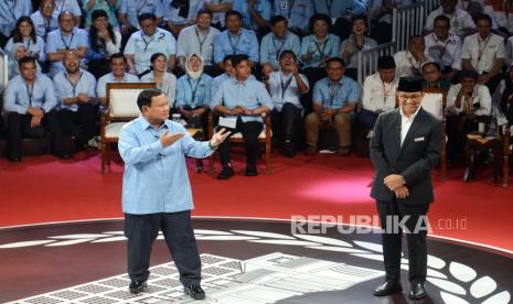 Capres nomor urut 2 Prabowo Subianto dan capres nomor urut 1 Anies Baswedan saat menanggapi pertanyaan panelis pada sesi debat perdana Calon Presiden dan Calon Wakil Presiden di Halaman gedung Komisi Pemilihan Umum (KPU), Jakarta, Selasa (12/12/2023). Debat capres perdana mengangkat tema Hukum, HAM, Pemerintahan, Pemberantasan Korupsi, Penguatan Demokrasi, kerukunan masyarakat, dan pelayanan publik.  Debat tersebut berlangsung selama 120 menit yang terdiri dari 6 segmen dan 18 pertanyaan yang dipandu oleh moderator Ardianto Wijaya dan Valerina Daniel.