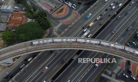 Rangkaian kereta Light Rail Transit Jabodebek melintasi jembatan lengkung (longspan) di Jakarta Selatan, Kamis (3/8/2023).