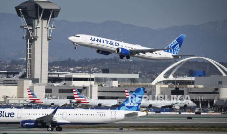 Pesawat United Airlines (Dok). Mabuk, penumpang yang duduk di kelas bisnis United Airlines mengamuk saat makanan pesanannya tidak tersedia. 