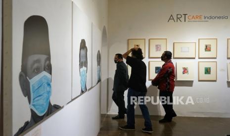 Wakil Walikota Yogyakarta Heroe Poerwadi (kiri) berada di area pameran seni Artjog saat Simulasi Penyelenggaraan Protokol Pencegahan dan Pengendalian COVID-19 Bidang Usaha Rekreasi dan Hiburan Yogyakarta di Jogja National Museum (JNM), Yogyakarta, Kamis (27/8/2020). Simulasi dengan protokol kesehatan COVID-19 tersebut menjadi persiapan tatanan normal baru di dunia usaha rekreasi serta hiburan di Yogyakarta.