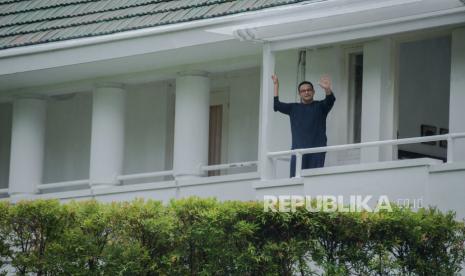 Anies Perpanjang PSBB Transisi, Ini Penyebabnya. Foto: Gubernur DKI Jakarta Anies Baswedan menyaoa warga disela-sela aktivitasnya di rumah dinas Gubernur DKI di kawasan Menteng, Jakarta, Kamis (3/12). Setelah terkonfirmasi positif Covid-19 pada Selasa (1/12) dini hari, Gubernur DKI Jakarta Anies Baswedan kini tengah menjalani isolasi mandiri di rumah dinasnya. Republika/Thoudy Badai