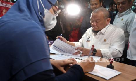 Ketua DPD RI La Nyalla Mattalitti (kanan) menyerahkan form dan berkas pendaftaran calon Ketua Umum PSSI periode 2023-2027 di Kantor PSSI, GBK Arena, Senayan, Jakarta, Jumat (13/1/2023). La Nyalla masuk menjadi salah satu kandidat calon Ketua Umum PSSI yang akan dipilih pada Kongres Luar Biasa (KLB) pada 16 Februari 2023. 