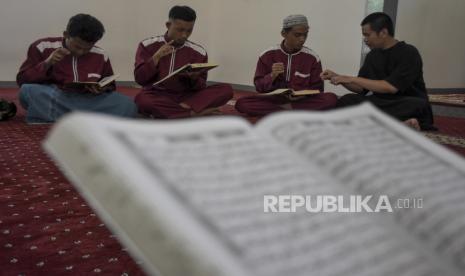 Siswa penyandang disabilitas bersama pendamping membaca Alquran (tadarus) menggunakan bahasa isyarat di Masjid Ar Rahman Pusyansos Griya Harapan Difabel Dinsos Jabar, Kota Cimahi, Rabu (12/4/2023). Kegiatan yang diikuti oleh sedikitnya 35 siswa penyandang disabilitas tersebut dalam rangka mengisi waktu luang di bulan Ramadhan dengan memperdalam ilmu agama, membaca Alquran, ibadah dan hafalan doa.