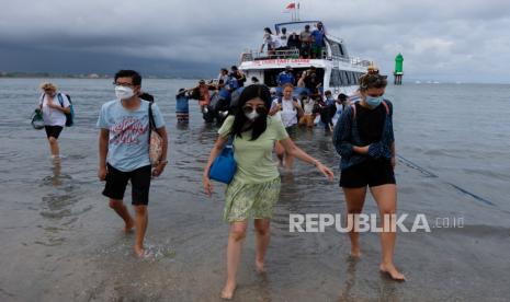 Wisatawan yang telah usai berlibur di Pulau Nusa Penida turun dari kapal cepat setibanya di Pelabuhan Sanur, Denpasar, Bali, Ahad (17/10/2021) (ilustrasi). Kementerian Perhubungan (Kemenhub) melalui UPP Kelas II Nyuh Nusa Penida bersama sejumlah pihak terkait telah menyelesaikan perbaikan jembatan penghubung yang dikenal ponton (movable brigade) di Pelabuhan Banjar Nyuh, Nusa Penida, Kabupaten Klungkung, Bali.