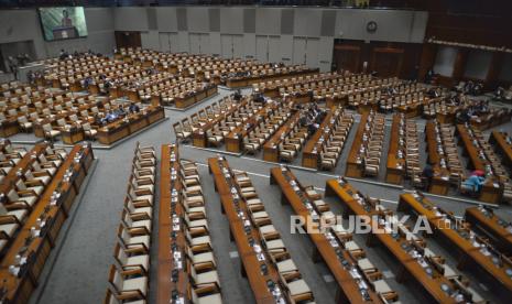 Sejumlah anggota DPR mengikuti rapat paripurna ke-5 Masa Persidangan I tahun sidang 2024-2025 di Gedung Nusantara II, Kompleks Parlemen, Senayan, Jakarta, Selasa (3/9/2024). Rapat paripurna tersebut mencakup pengambilan keputusan terhadap Rancangan Undang-Undang tentang Pertanggungjawaban atas Pelaksanaan APBN Tahun Anggaran 2023.