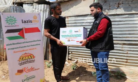 Muhammadiyah menyerahkan bantuan paket Ramadhan kepada warga Palestina. 