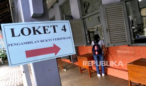 Orang tua calon siswa melakukan verifikasi data pendaftaran peserta didik baru (PPDB) di SMP Negeri 4 Yogyakarta, Selasa (22/6). Pada PPDB kali ini diperuntukan jalur mutu, afirmasi, dan mutasi luar daerah. Untuk jalur mutu jumlah kursi yang diperebutkan sebesar 39 persen kuota. Sedangkan untuk mutasi luar daerah hanya 10 persen kuota.