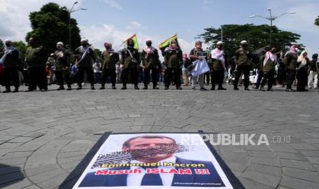 Peserta aksi dari Forum Ukhuwah Islamiyyah (FUI) menggelar aksi unjuk rasa di Titik Nol Yogyakarta, Jumat (30/10). Aksi ini imbas penyataan Presiden Perancis Emmanuel Macron yang dianggap menghina Umat Islam dan Nabi Muhammad. Seruan boikot produk Perancis digaungkan saat aksi. Dan juga menuntut permintaan maaf dari Macron untuk Umat Islam.