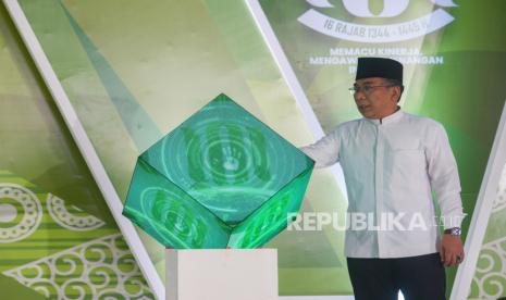 Ketua Umum Pengurus Besar Nahdlatul Ulama (PBNU) Yahya Cholil Staquf menekan tombol digital saat membuka Halaqah Nasional Nahdlatul Ulama (NU) 2024 bertajuk Strategi Peradaban Ulama Nusantara di Pondok Pesantren Al-Munawir Krapyak, Bantul, D.I Yogyakarta, Senin (29/1/2024). Acara yang diikuti ribuan peserta itu menjadi rangkaian peringatan Harlah ke-101 NU. 