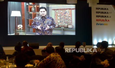 Menteri BUMN Erick Thohir memberikan sambutan dalam Republika Anugerah Cinta Indonesia 2022 di Jakarta, Kamis (27/10/2022). Acara Anugerah Cinta Indonesia 2022 ini merupakan bentuk apresiasi atas keseriusan kepada perusahaan dalam penerapan penggunaan produk dalam negeri. Prayogi/Republika.