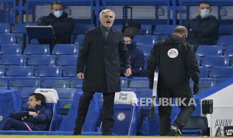 Manajer Tottenham Jose Mourinho berdiri di tepi lapangan selama pertandingan sepak bola Liga Premier Inggris antara Chelsea dan Tottenham Hotspur di Stamford Bridge di London, Inggris, Minggu, 29 November 2020. 