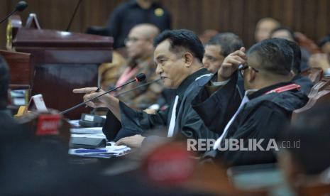 Ketua Tim Hukum Prabowo-Gibran Yusril Ihza Mahendra mengikuti sidang lanjutan Perselisihan Hasil Pemilihan Umum (PHPU) Presiden dan Wakil Presiden Tahun 2024 dengan pemohon pasangan no urut 01 Anies Baswedan dan Muhaimin Iskandar di Gedung Mahkamah Konstitusi, Jakarta, Senin (1/4/2024). Agenda sidang lanjutan tersebut yaitu Pembuktian Pemohon (Mendengarkan keterangan ahli dan saksi Pemohon serta Pengesahan alat bukti tambahan Pemohon). Tim Hukum Nasional Anies Baswedan dan Muhaimin Iskandar menghadirkan 7 ahli dan 11 saksi dalam sidang lanjutan Perselisihan Hasil Pemilihan Umum (PHPU) tersebut.