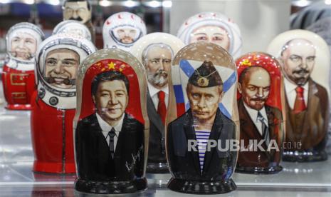 Boneka matryoshka Rusia dengan potret Presiden Tiongkok Xi Jinping dan Presiden Rusia Vladimir Putin dijual di toko suvenir jalanan di pusat kota Moskow, Rusia, 20 Maret 2023. Pertemuan Presiden Rusia Vladimir Putin dan Presiden Cina Xi Jinping memicu tingginya permohonan visa China oleh warga Rusia.