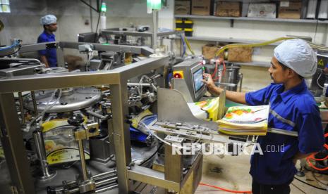 Karyawan mengamati proses pengemasan minyak goreng MinyaKita di salah satu mitra pengemasan MinyaKita di Cakung, Jakarta , Rabu (12/5/2025). 