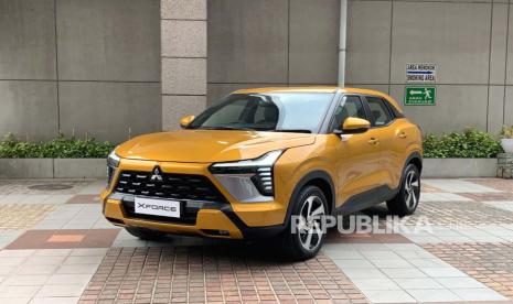 Dua tipe Mitsubishi XForce yang ditunjukkan usai konferensi pers di PT Mitsubishi Motors Krama Yudha Sales Indonesia (MMKSI), Jakarta Timur, Selasa (22/8/2023). 