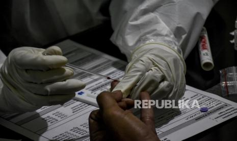 Petugas kesehatan mengambil sampel darah pedagang saat tes diagnostik cepat atau rapid test Covid-19 (ilustrasi)