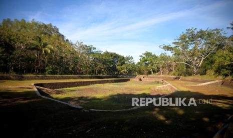 Kondisi telaga yang sudah mengering di Telaga Kepuh, Paliyan, Gunungkidul, Yogyakarta, Senin (14/8/2023). Pada musim kemarau tahun ini Pemkab Gunungkidul menetapkan siaga darurat kekeringan, karena 14 dari 18 kecamatan mengalami kesulitan air bersih. Kebijakan ini berlaku hingga 30 September mendatang. Sementara itu, daerah yang terbebas dari kesulitan air bersih yakni Wonosari, Karangmojo, Playen, dan Semin.