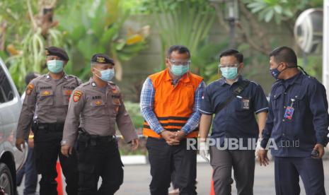 Menteri Kelautan dan Perikanan Edhy Prabowo (tengah) bersiap menjalani pemeriksaan perdana sebagai  tersangka di Gedung Komisi Pemberantasan Korupsi (KPK), di Jakarta, Kamis (26/11/2020). KPK sebelumnya menetapkan tujuh tersangka dalam kasus dugaan suap terkait perizinan tambak, usaha, dan atau pengelolaan perikanan atau komoditas perairan sejenis lainnya tahun 2020.