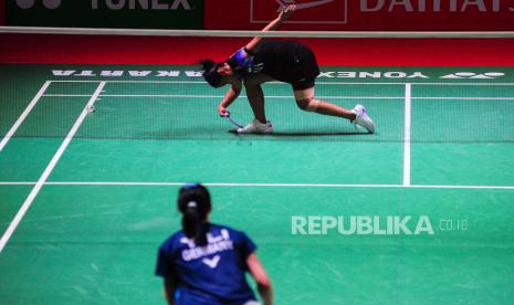 Pebulu tangkis tunggal putri Indonesia Gregoria Mariska Tunjung gagal mengembalikan kok ke arah lawannya pebulu tangkis tunggal putri Jerman Yvonne Li pada pertandingan babak pertama (32 besar) turnamen Daihatsu Indonesia Masters 2024 di Istora Senayan, Gelora Bung Karno, Jakarta, Rabu (24/1/2024). Gregoria Mariska Tunjung menang atas Yvonne Li dengan skor 21-17, 21-17.