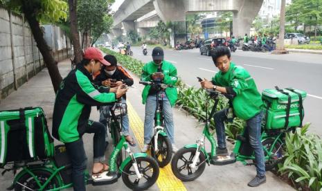 Para driver Ojek online makanan sedang menunggu order, Jumat (10/4). Ini hari pertama diberlakukannya Kebijakan Pembatasan Sosial Berskala Besar (PSBB) di kawasan Jakarta untuk (Sufri Yuliardi)