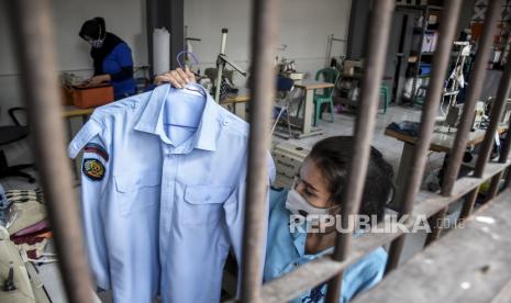 Sejumlah warga binaan pemasyarakatan (WBP) perempuan mengikuti pelatihan menjahit di bengkel kerja Lapas Perempuan Kelas II Bandung, Jalan Pacuan Kuda, Kota Bandung, Kamis (15/4). Lapas Perempuan Kelas II Bandung menggelar pelatihan keterampilan bagi warga binaan pemasyarakatan (WBP) perempuan meliputi pelatihan menjahit, salon dan kecantikan hingga berkebun guna melatih keterampilan dan kemandirian agar mereka dapat membuka usaha sendiri setelah menyelesaikan masa hukuman. Foto: Republika/Abdan Syakura