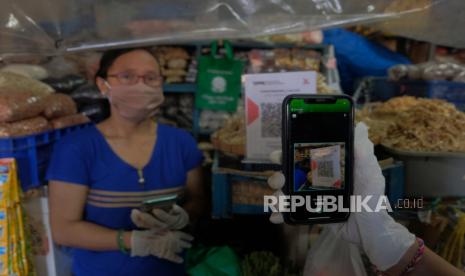 Pelaku UMKM di Pasar Badung, Denpasar, Bali, Selasa (29/6/2021) (ilustrasi). Badan Usaha Milik Daerah (BUMD) PT Bank Pembangunan Daerah (BPD) Bali fokus menggarap segmentasi penyaluran kredit bagi pelaku usaha mikro kecil dan menengah (UMKM) untuk mempercepat peningkatan akses keuangan di Pulau Dewata.