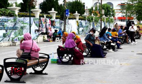 Wisatawan menikmati jalur pedestrian  di kawasan Titik Nol Yogyakarta, Selasa (19/10). Pemerintah pusat telah memutuskan memperpanjang PPKM dan DIY akhirnya bisa turun ke level 2. Penurunan level PPKM di DIY ini diatur di dalam Instruksi Menteri Dalam Negeri (Inmendagri) No 53 tahun 2021. Penurunan menjadi level 2 ini merupakan angin segar untuk pariwisata dan sektor ekonomi.