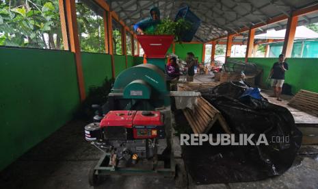 Petugas memasukkan sampah daun dan rerumputan ke dalam mesin pencacah sampah (ilustrasi). Kantor Perwakilan Bank Indonesia (KPw BI) Purwokerto memberikan bantuan sosial berupa mesin pencacah sampah kepada pengelola bank sampah 