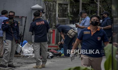 Unit Penjinak Bom (Jibom) Sat Brimob Polda Jabar bersama Inafis melakukan penggeledahan di salah satu halaman indekos di Jalan Waas, Batununggal, Kota Bandung, Selasa (13/12/2022). Penggeledahan lanjutan di indekos tersebut merupakan pemeriksaan dan pengembangan dari peristiwa ledakan bom bunuh diri di Mapolsek Astana Anyar yang terjadi pada Rabu (7/12/2022). Republika/Abdan Syakura