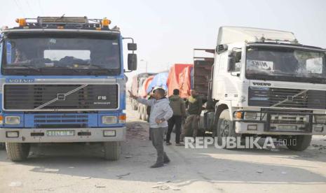 Truk bantuan kemanusiaan masuk melalui penyeberangan Kerem Shalom dari Israel menuju Jalur Gaza pada Senin, 18 Desember 2023.