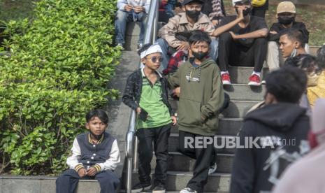 Warga duduk-duduk dan berbincang di kawasan Taman Stasiun MRT Dukuh Atas, Jakarta, Kamis (14/7/2022). Pemprov DKI Jakarta akan menertibkan masyarakat yang duduk-duduk dan berkumpul di kawasan tersebut diatas pukul 22.00 WIB, sesuai ketentuan Pemberlakuan Pembatasan Kegiatan Masyarakat (PPKM) level 1. 