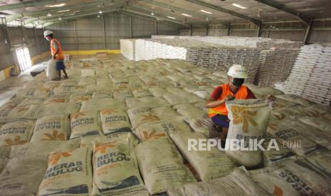 Pekerja menata karung berisi beras di Gudang Bulog Kanwil DKI dan Banten, Kelapa Gading, Jakarta, Kamis (18/3/2021). Perum Bulog memprioritaskan pengadaan beras dari produksi dalam negeri dengan target 500.000 ton dalam tiga bulan ke depan.  