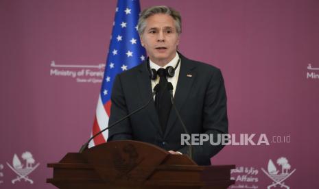 Sekretaris Negara Amerika Serikat Antony Blinken berbicara kepada media saat konferensi pers dengan Menteri Luar Negeri Qatar Mohammed Bin Adbulrahman Al Thani di Klub Diplomatik, Selasa, 22 November 2022. Blinken mengatakan, ketegangan antara negaranya dan China telah menurun.